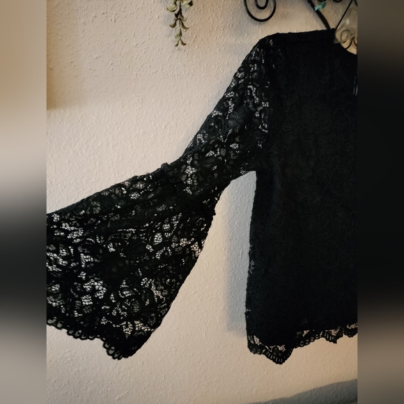 Worthington Black lined Blouse with bell sleeves  Size Med - Picture 3 of 7